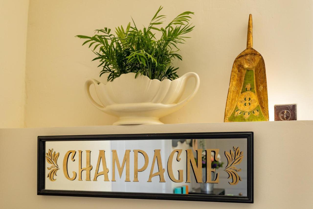 Champagne House - Elegance, Luxury And Charm Bed & Breakfast Condom Ngoại thất bức ảnh